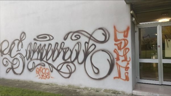 Scritte muri,preside 'lezione su Banksy' Scritte muri,preside 'lezione su Banksy'