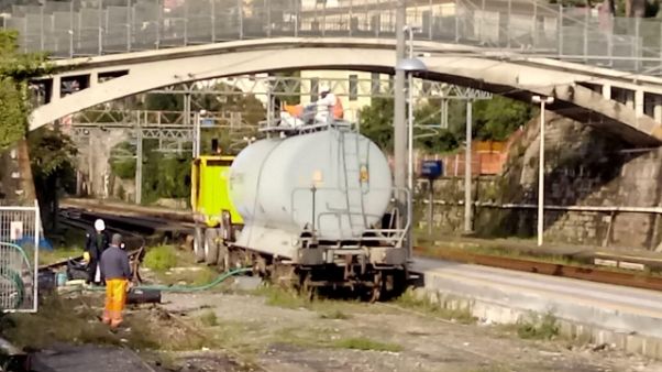 Svuotata cisterna cloroformio su binari Svuotata cisterna cloroformio su binari