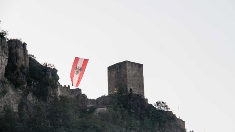 Schuetzen issano bandiera austriaca