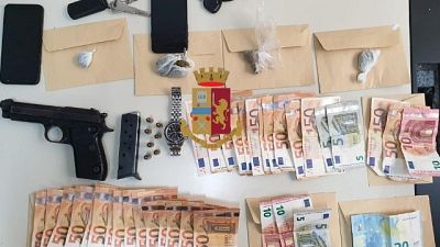 Pistola e droga, bloccati cinque ragazzi Pistola e droga, bloccati cinque ragazzi