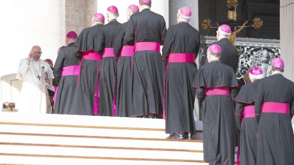Sinodo: spiraglio per preti sposati Sinodo: spiraglio per preti sposati