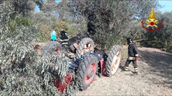 Trattore si ribalta, muore 41enne Trattore si ribalta, muore 41enne