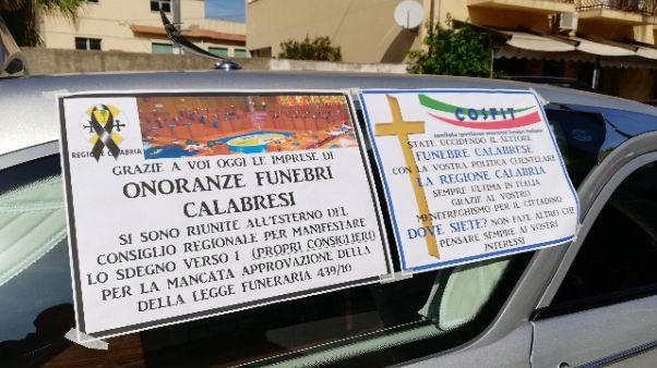 Carri funebri davanti Consiglio Calabria Carri funebri davanti Consiglio Calabria