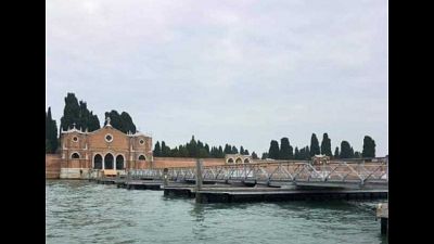 Venezia: torna passerella per cimitero Venezia: torna passerella per cimitero