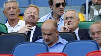 Lotito dona maglia a figlio Paparelli Lotito dona maglia a figlio Paparelli