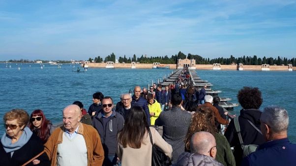 Venezia, ponte barche per il cimitero Venezia, ponte barche per il cimitero