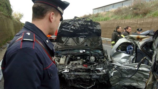 Scontro fra 3 auto, grave bimbo a Milano Scontro fra 3 auto, grave bimbo a Milano