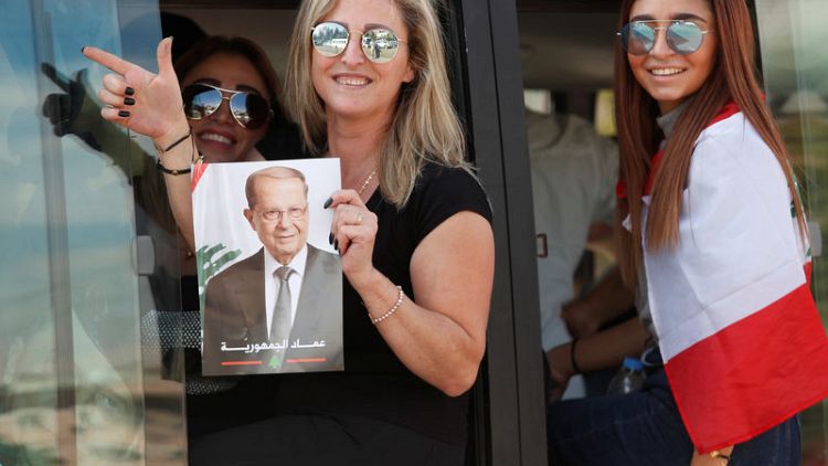 Lebanese flock to presidential palace in rally to support Aoun