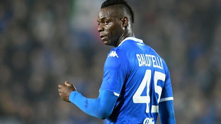 Balotelli threatens to walk off over racist abuse in Verona