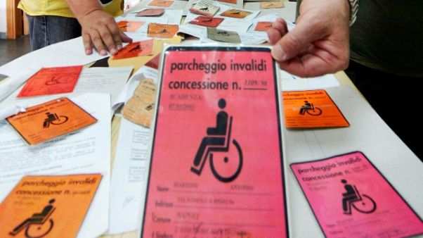 Scoperti 75 falsi invalidi, 4 arresti Scoperti 75 falsi invalidi, 4 arresti