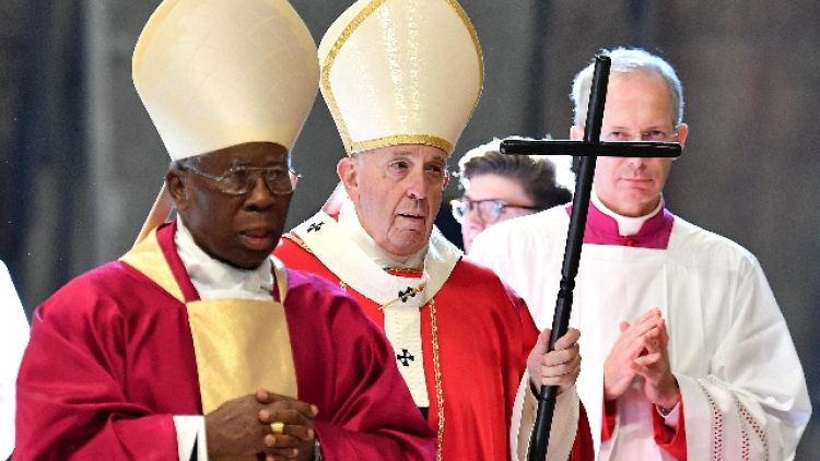 Papa: Chiesa non è multinazionale né Ong