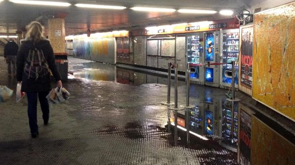 Maltempo: allagata stazione metro a Roma Maltempo: allagata stazione metro a Roma