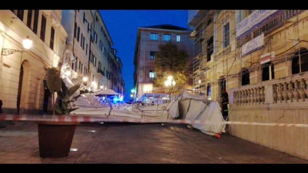 Vento forte, vola impalcatura a Imperia Vento forte, vola impalcatura a Imperia