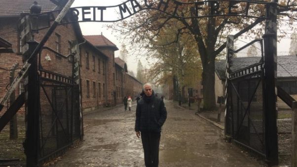 Malagò ad Auschwitz, omaggio a vittime Malagò ad Auschwitz, omaggio a vittime