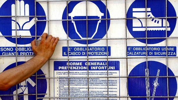 Cade da una scala e muore nel Reggiano Cade da una scala e muore nel Reggiano