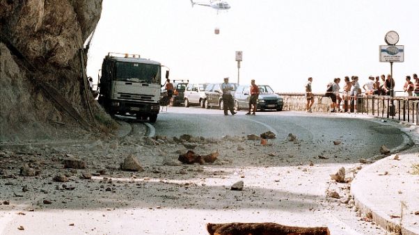 Cadono massi, chiusa strada Amalfitana Cadono massi, chiusa strada Amalfitana
