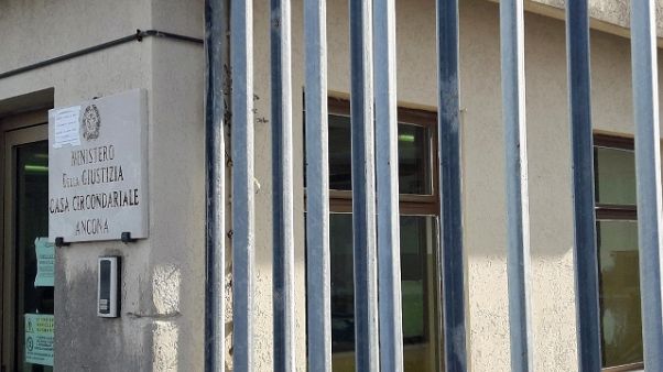 Detenuto si cuce labbra e palpebre Detenuto si cuce labbra e palpebre