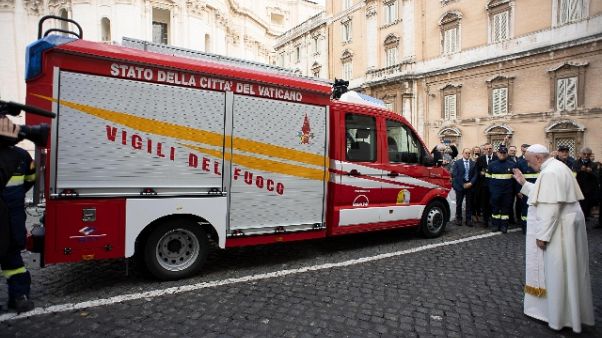 Papa prega per i vigili del fuoco morti Papa prega per i vigili del fuoco morti