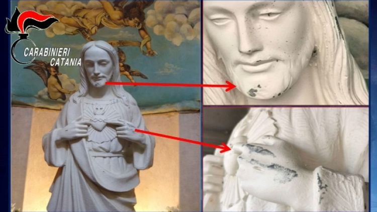 Colpi di sbarra contro statua di Cristo