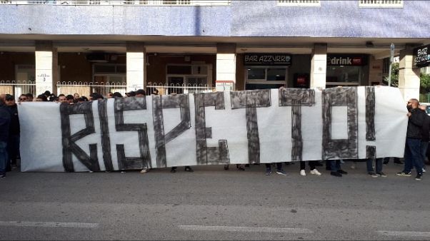 Calcio: protesta ultrà Napoli 'Rispetto' Calcio: protesta ultrà Napoli 'Rispetto'