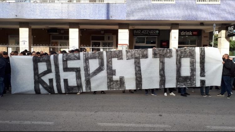 Calcio: protesta ultrà Napoli 'Rispetto'