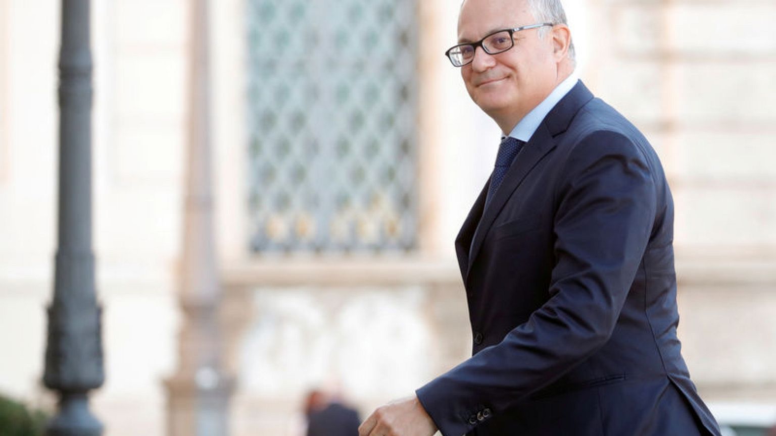 Euro zone vows to be responsible in regulating banks' sovereign holdings