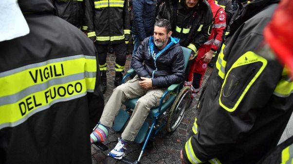 Feretri Vigili Fuoco tra ali di folla Feretri Vigili Fuoco tra ali di folla