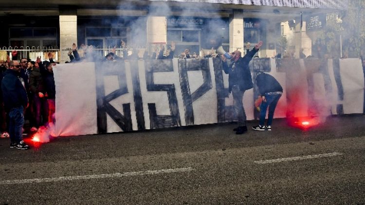 Striscione ultrà Napoli contro squadra