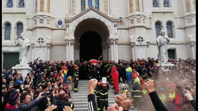 Reggio C.,Applausi funerali Nino Candido