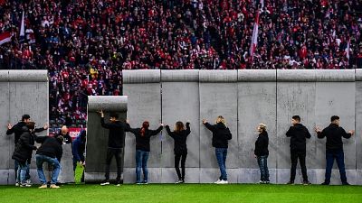 Hertha-Lipsia: 'abbattuto' muro in campo