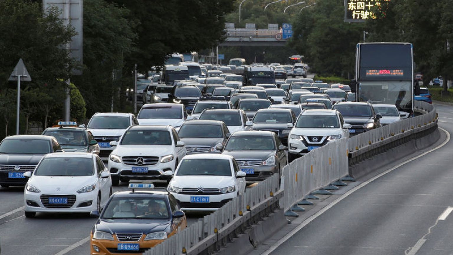 China auto sales fell 4% in October, 16th month of decline