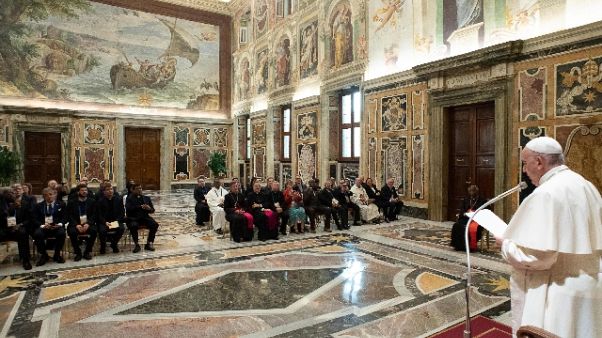 Papa: economia non porti a 'usa e getta' Papa: economia non porti a 'usa e getta'