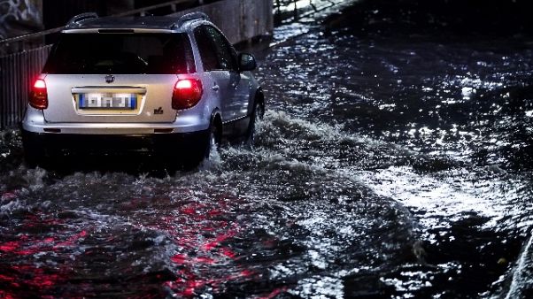 Maltempo:Roma,bloccati in auto per acqua Maltempo:Roma,bloccati in auto per acqua