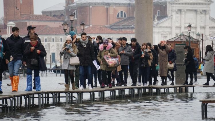 Venezia, l'alta marea si ferma a 127 cm