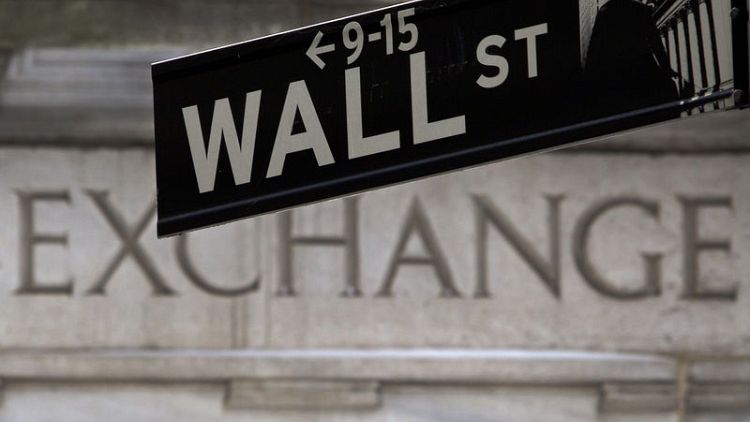Most Wall Street workers to get slightly smaller bonuses in 2019 - study