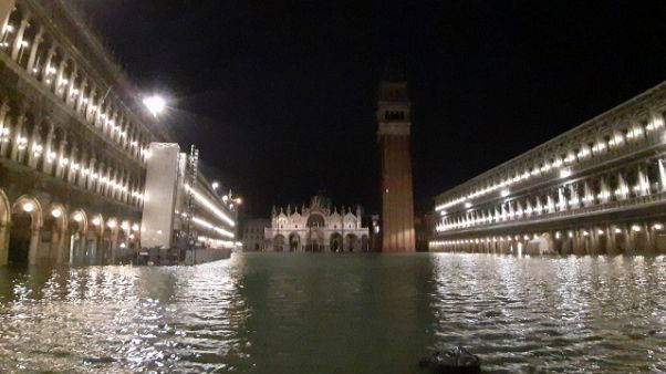 Venezia: acqua alta da record 2 vittime Venezia: acqua alta da record 2 vittime
