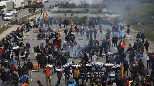 Police in Catalonia oust pro-independence protesters from major highway Police in Catalonia oust pro-independence protesters from major highway