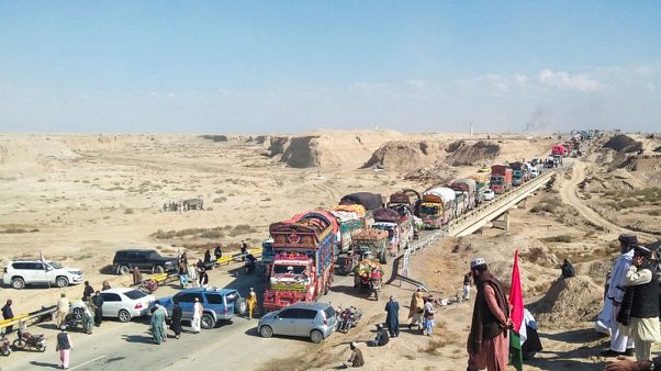 Pakistan anti-government protesters block highway in campaign to oust PM Pakistan anti-government protesters block highway in campaign to oust PM