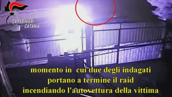 Incendia auto ex convivente, 3 indagati Incendia auto ex convivente, 3 indagati
