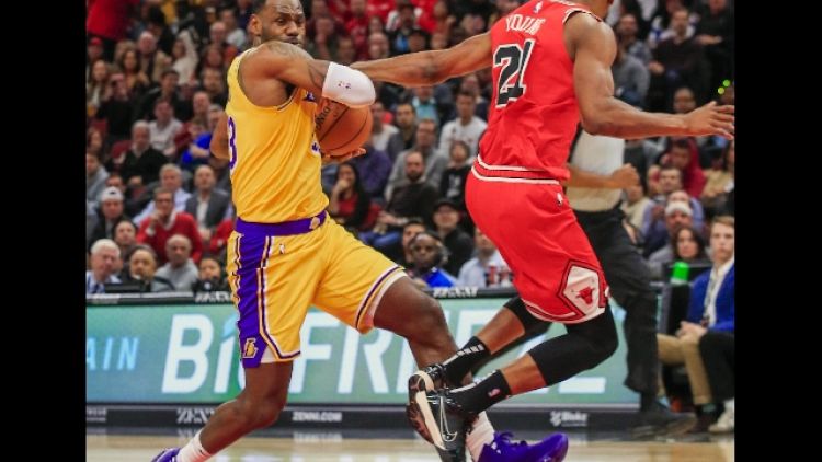 Nba: Lakers dominano con Golden State