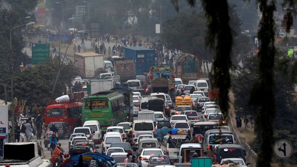 Pakistan protests block roads but fail to oust prime minister Pakistan protests block roads but fail to oust prime minister
