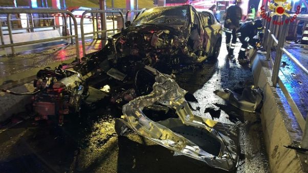 Con auto urta cuspide corsia, morto Con auto urta cuspide corsia, morto