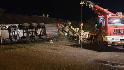 Tir precipita da un viadotto a Piacenza