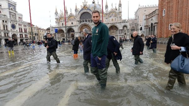 Donnarumma: Abbracci azzurri a veneziani Donnarumma: Abbracci azzurri a veneziani