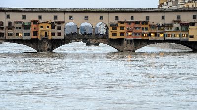 Arno sopra I livello guardia a Firenze