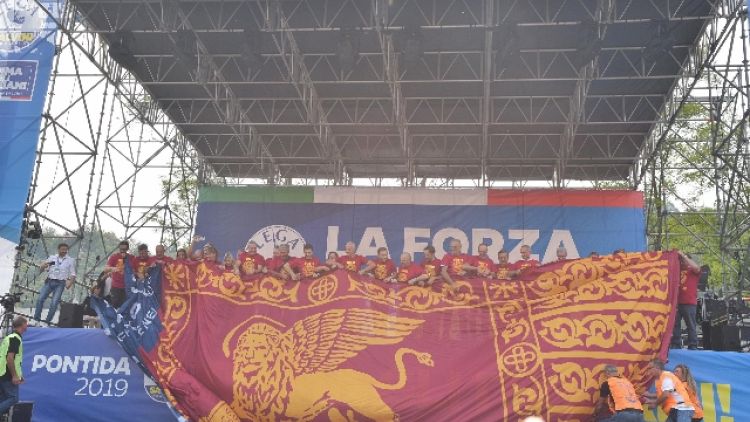 Bandiere leone Venezia in stadio Vicenza