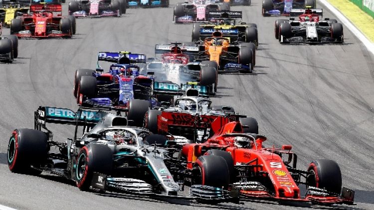 F1: Verstappen al comando a metà gara