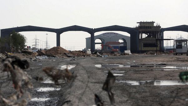 Protesters block Iraq port as strikes take hold Protesters block Iraq port as strikes take hold