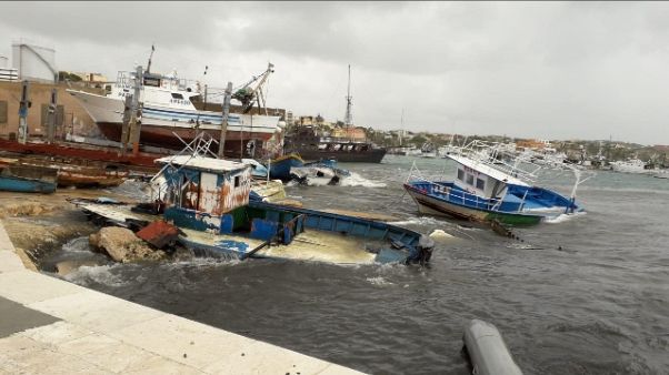 Affonda barca Lampedusa, allarme gasolio Affonda barca Lampedusa, allarme gasolio