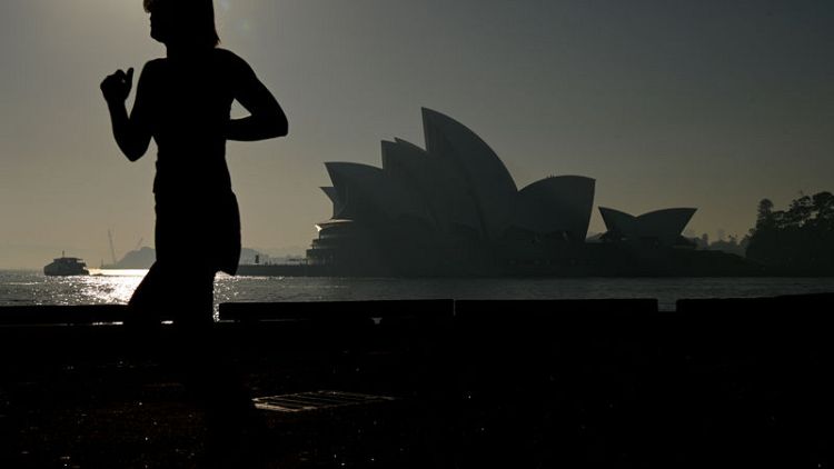 Sydneysiders urged to stay indoors as Australian bushfire smoke blankets city